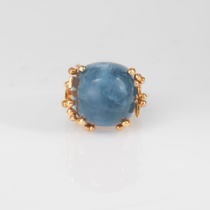 A2924 404 Detail 01 packshot aRGB Ole Lynggaard - BoHo - Ring Stor - 18k gult gull med blå akvamarin og 0,06 ct diamanter