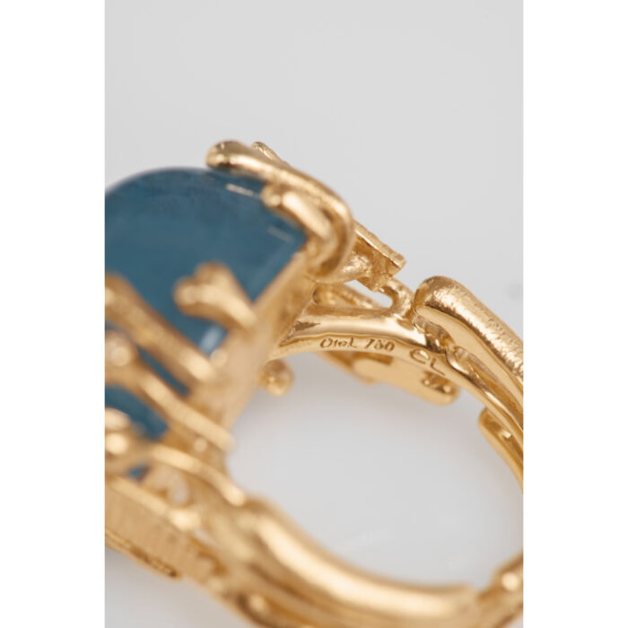 A2924 404 Detail 03A packshot aRGB Ole Lynggaard - BoHo - Ring Stor - 18k gult gull med blå akvamarin og 0,06 ct diamanter