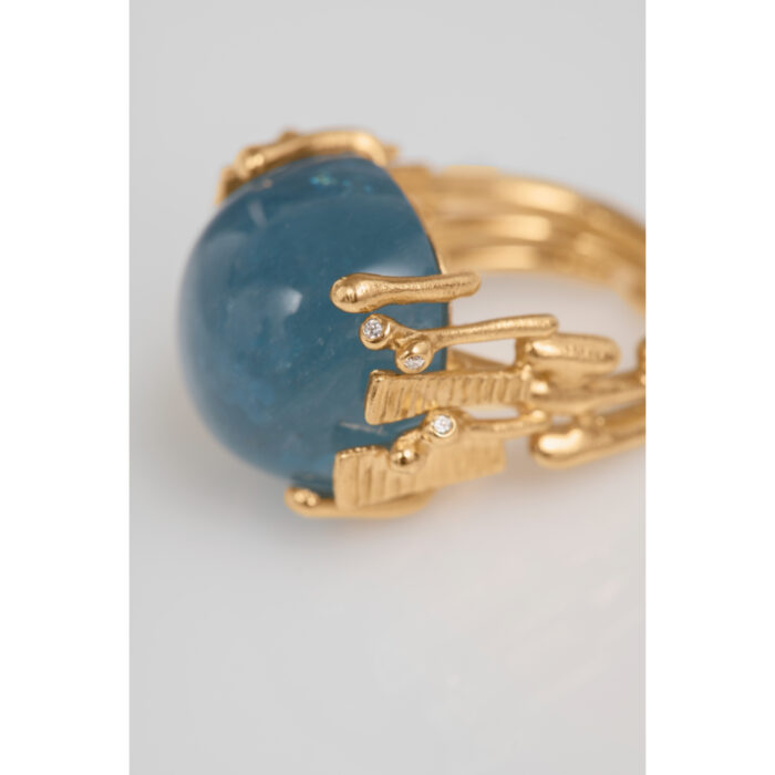 A2924 404 Detail 04 packshot aRGB Ole Lynggaard - BoHo - Ring Stor - 18k gult gull med blå akvamarin og 0,06 ct diamanter