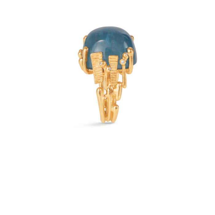 A2924 404 packshot aRGB Ole Lynggaard - BoHo - Ring Stor - 18k gult gull med blå akvamarin og 0,06 ct diamanter