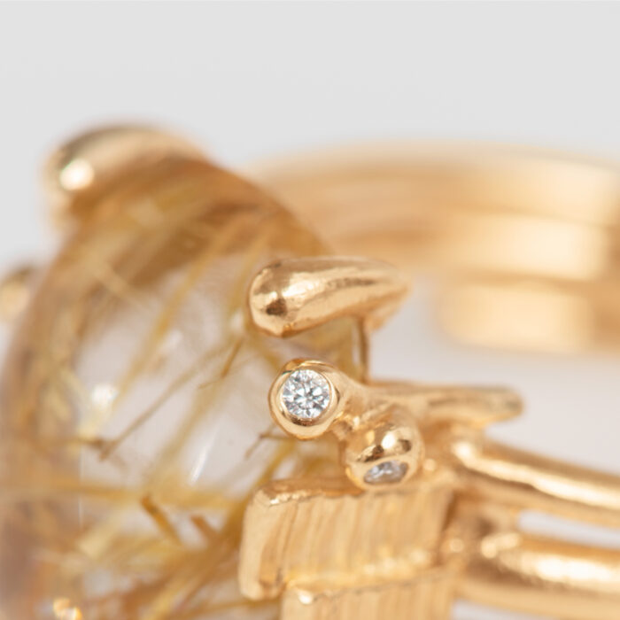 A2933 401 Detail 03 packshot aRGB Ole Lynggaard - BoHo - Ring Medium - 18k gult gull med rutilkvarts og 0,04 ct diamanter Ole Lynggaard - BoHo - Ring Medium - 18k gult gull med rutilkvarts og 0,04 ct diamanter