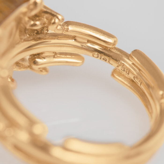 A2933 401 Detail 04 packshot aRGB Ole Lynggaard - BoHo - Ring Medium - 18k gult gull med rutilkvarts og 0,04 ct diamanter Ole Lynggaard - BoHo - Ring Medium - 18k gult gull med rutilkvarts og 0,04 ct diamanter