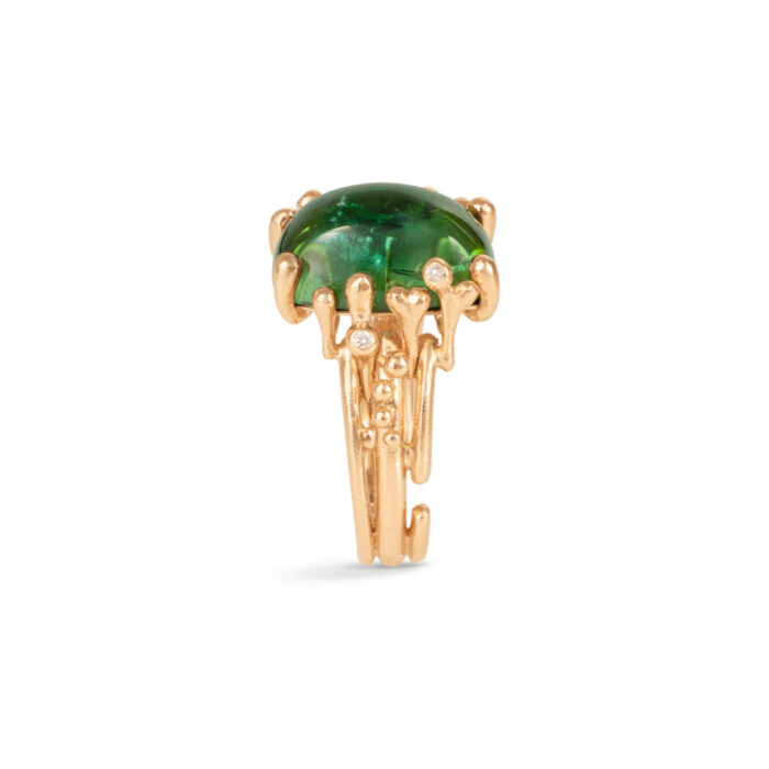 A2933 403 packshot aRGB Ole Lynggaard - BoHo - Ring Medium - 18k gult gull med grønn turmalin og 0,04 ct diamanter