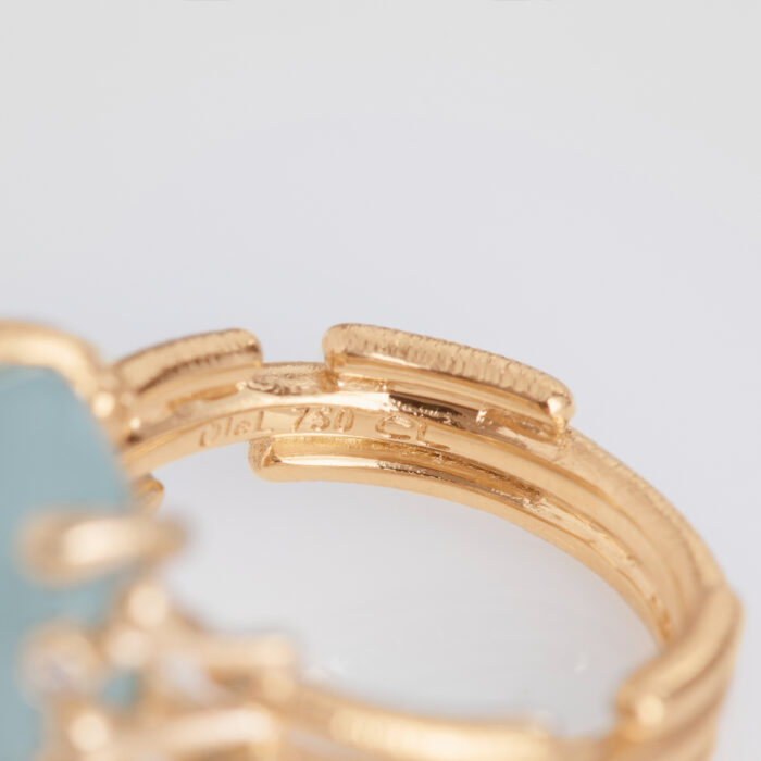 A2933 402 Detail 04 Packshot aRGB Ole Lynggaard - BoHo - Ring Medium - 18k gult gull med akvamarin og 0,04 ct diamanter