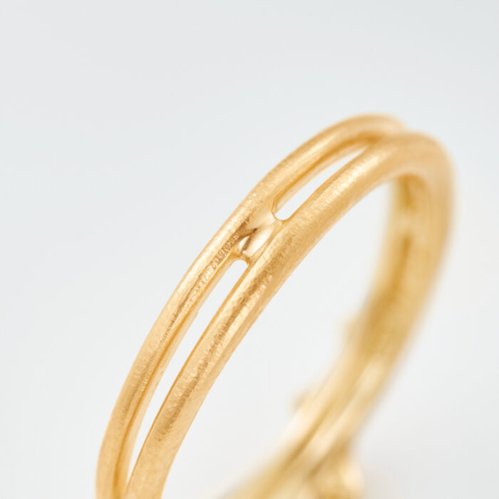 A2947 401 Detail 05 Ole Lynggaard - BoHo - Ring med 18k gult gull og 0,008ct diamanter Ole Lynggaard - BoHo - Ring med 18k gult gull og 0,008ct diamanter