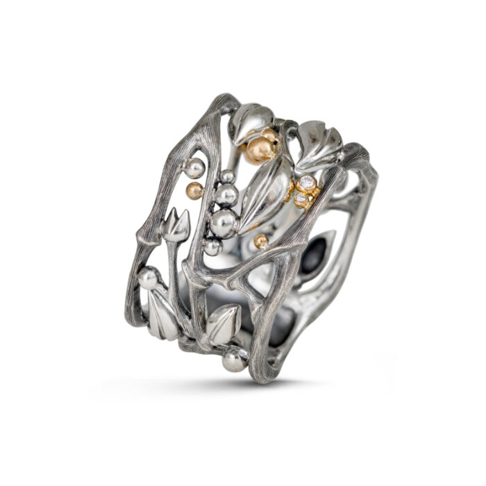 A3019 302 packshot aRGB v1 Ole Lynggaard - Forest ring i sølv med detaljer i gull og 2 diamanter