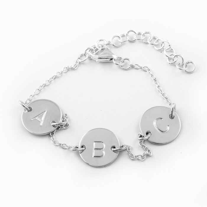 Bokstav kjede 3 anheng Silver by Frisenberg - Bokstavarmlenke i sølv med 3 bokstaver – Velg mellom 4 ulike farger