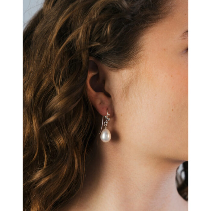 Dulong Delphis Pearl Earrings Freshwater 2 Dulong - Delphis ørepynt med ferskvannsperler - Velg mellom 18k gult gull eller sølv