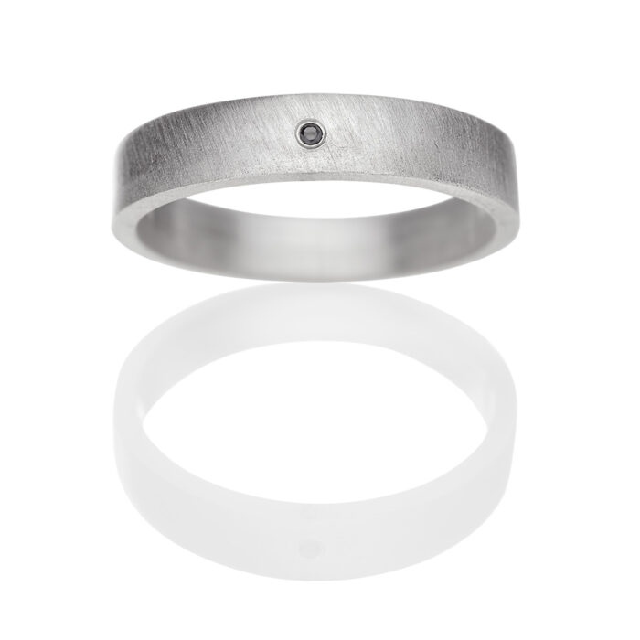 ER615 BL Wille Jewellery - Cosmos ring i sølv med sort diamant