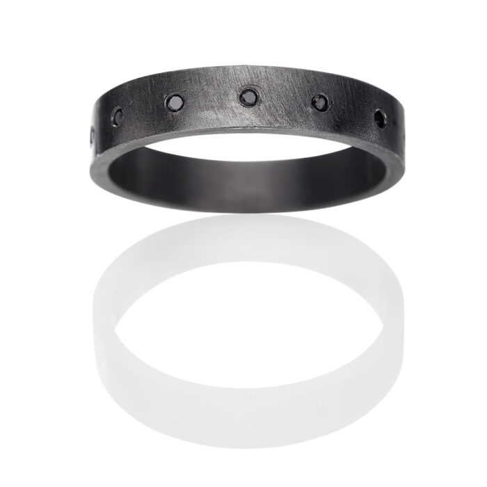 ER622 BL Wille Jewellery - Cosmos ring i svart rhodinert sølv med svarte diamanter