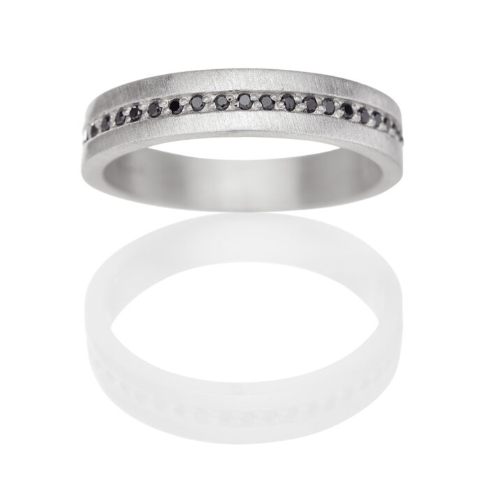 ER627 BL Wille Jewellery - Cosmos ring i sølv med svarte diamanter