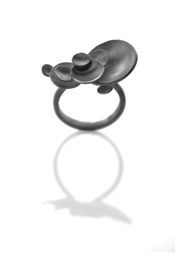 ER806 scaled Wille Jewellery- Parusia ring i sølv-matt-sort rodinert