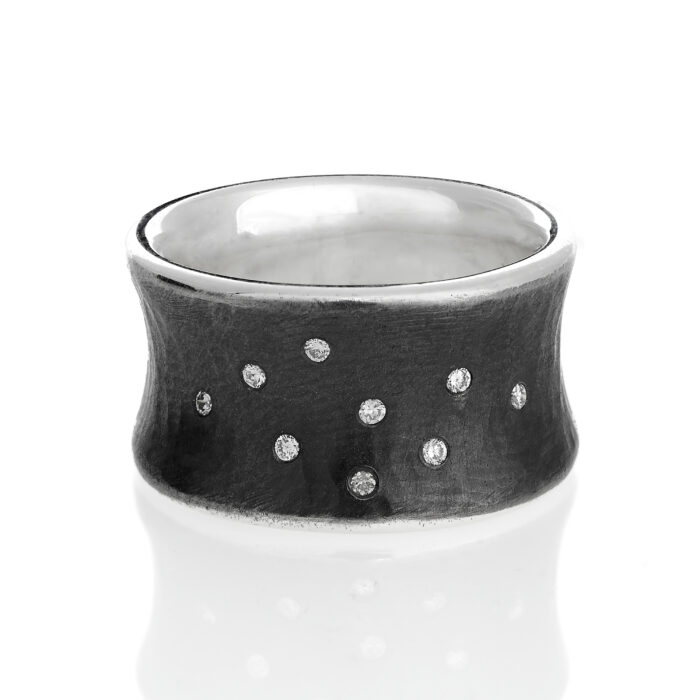 GR901 Wille Jewellery-Luxury Pieces-sølv-ring -"Waves" håndhamret i sort sølv med diamanter