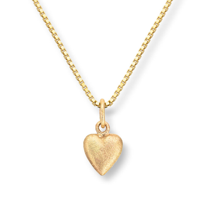 Hjerte 2345 Gold by Frisenberg - Håndlaget og massivt stort hjerteanheng i matt gult gull, med kjede i forgylt sølv