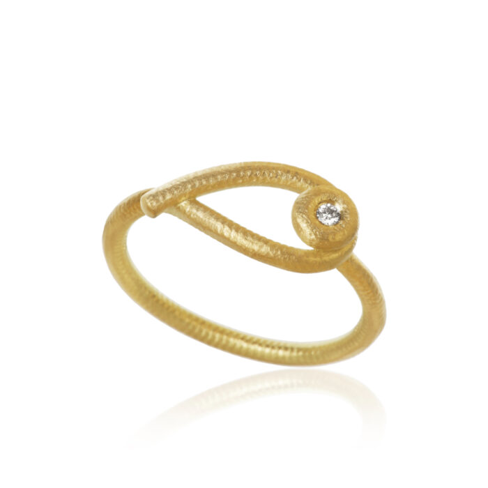 KHA3 A2030 Dulong - Kharisma ring i 18k gult gull med diamant Dulong - Kharisma ring i 18k gult gull med diamant