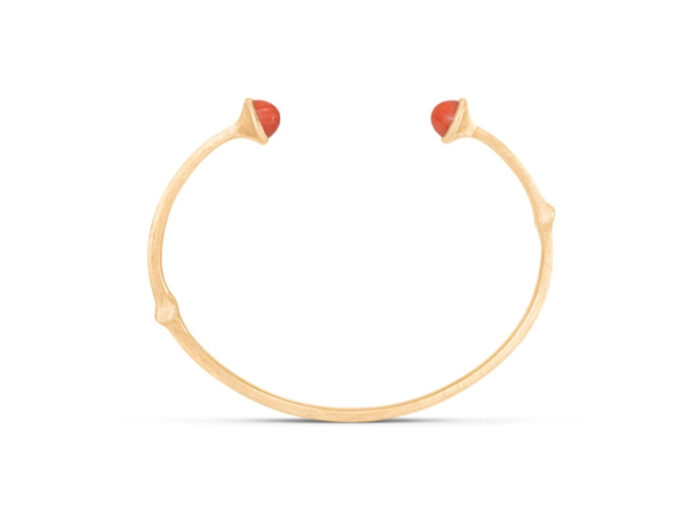 OLC A3029 405 1 Ole Lynggaard - Nature armring i satinisert gult gull med coral