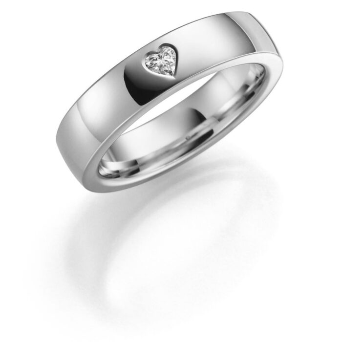 SE141HV50 Hvitt gull ring - 5 mm bredde m/ 0,12 ct H-VS diamant.