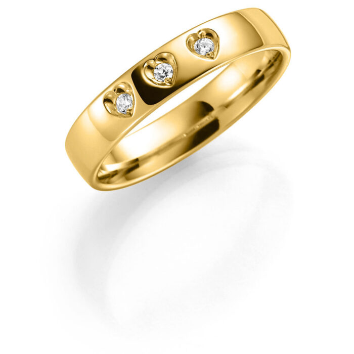 SE142GU40 Gult gull ring - 4 mm bredde m/ 3x 0,03 ct H-SI diamanter Gult gull ring - 4 mm bredde m/ 3x 0,03 ct H-SI diamanter