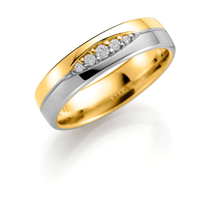 SE148TF50 Gult/Hvitt gull ring - 5 mm bredde m/2x 0,01 ct HSI, 2x 0,02 ct HSI ct og 1 x 0,03 ct HSI diamanter.