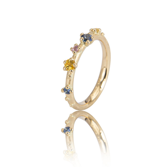 noen 1105 bypby GG 1 Noën - Shine ring i matt gult gull med blå, rosa og gule safirer