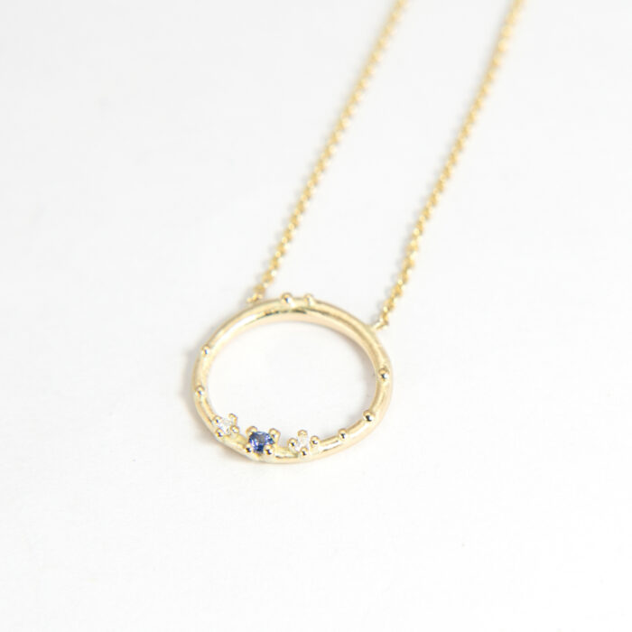 noen 3068 003 GG Noën - Shine halssmykke i matt gult gull med diamanter og blå safir